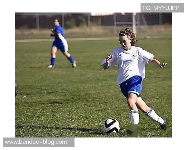 美丽足球女神展现绝技精彩瞬间尽在美女踢足球视频中